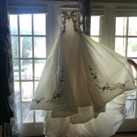Dresses & Skirts - Wedding dress